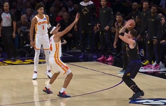 解说员都喊“Luka Magic”！东契奇连续扔进3记三分 湖人轰21-2！