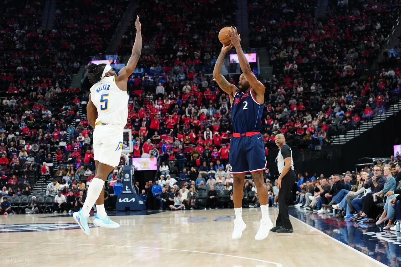 LOL世界赛官网-霍勒迪砍35+11,仍无缘今日最佳，因为伦纳德3节就创队史第二纪录